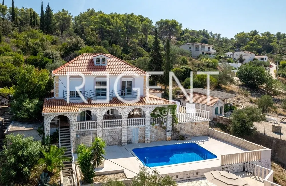 Šolta, Rogač - Villa mediterranea in prima fila sul mare 264 m2 vendita esclusiva