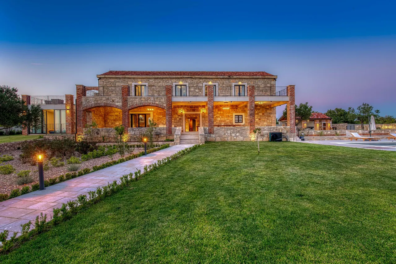 Zadar, Murvica – Nádherná kamenná vila s tenisovým kurtom na pozemku 7800 m2