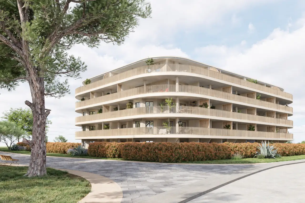 Umag - trosoban stan s velikom loggiom i balkonom