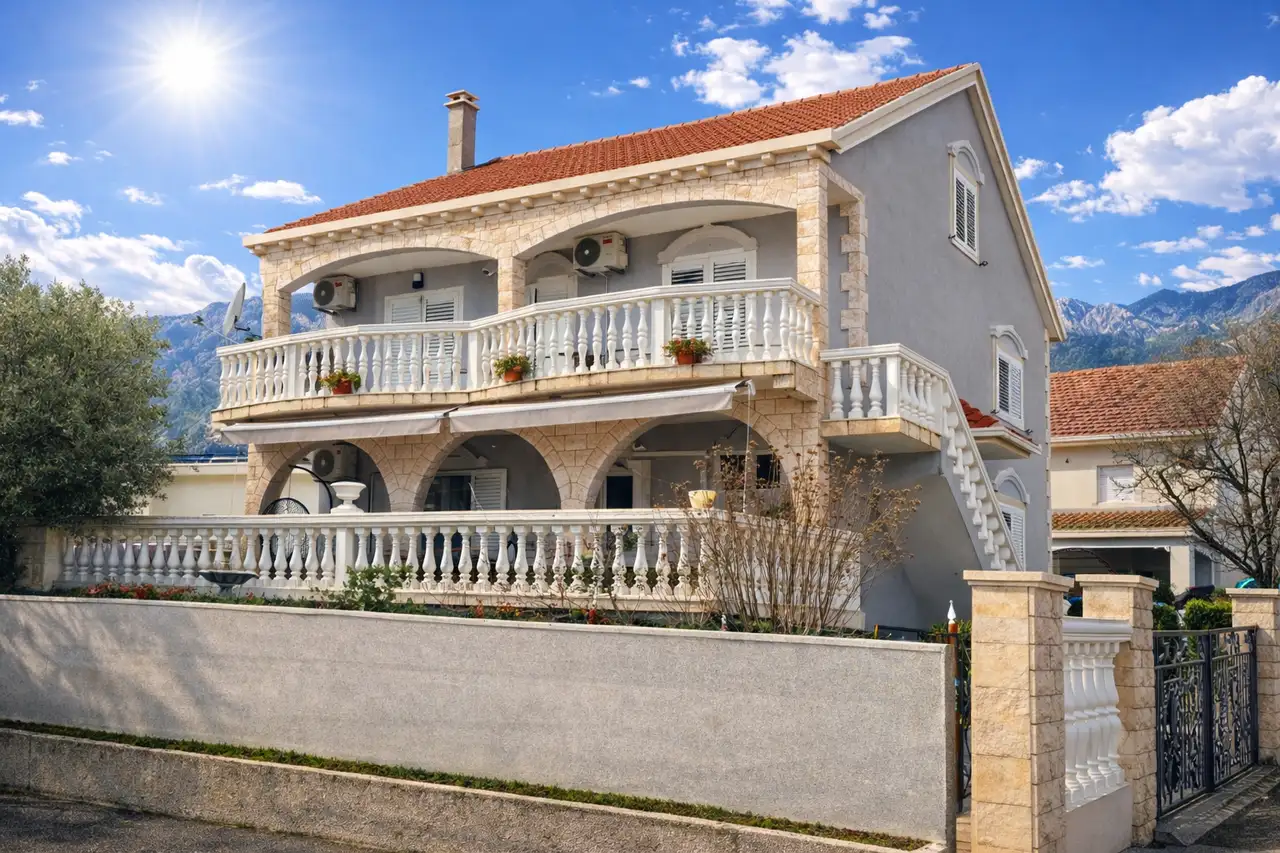 Pelješac, Orebić - Kuća s vrtom i tri stambene jedinice