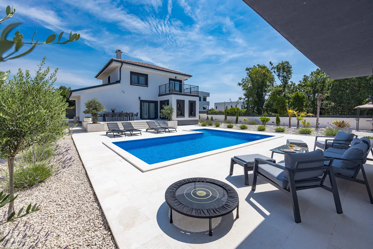 Istra, Krnica – Kuća s bazenom na parceli 780 m2