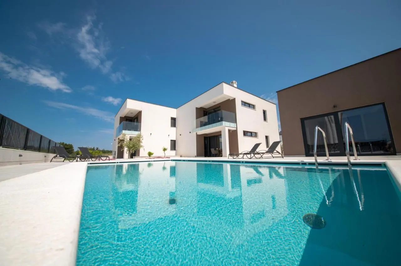 Zadar, Vrsi – appartements de trois pièces avec piscine et vue sur la mer