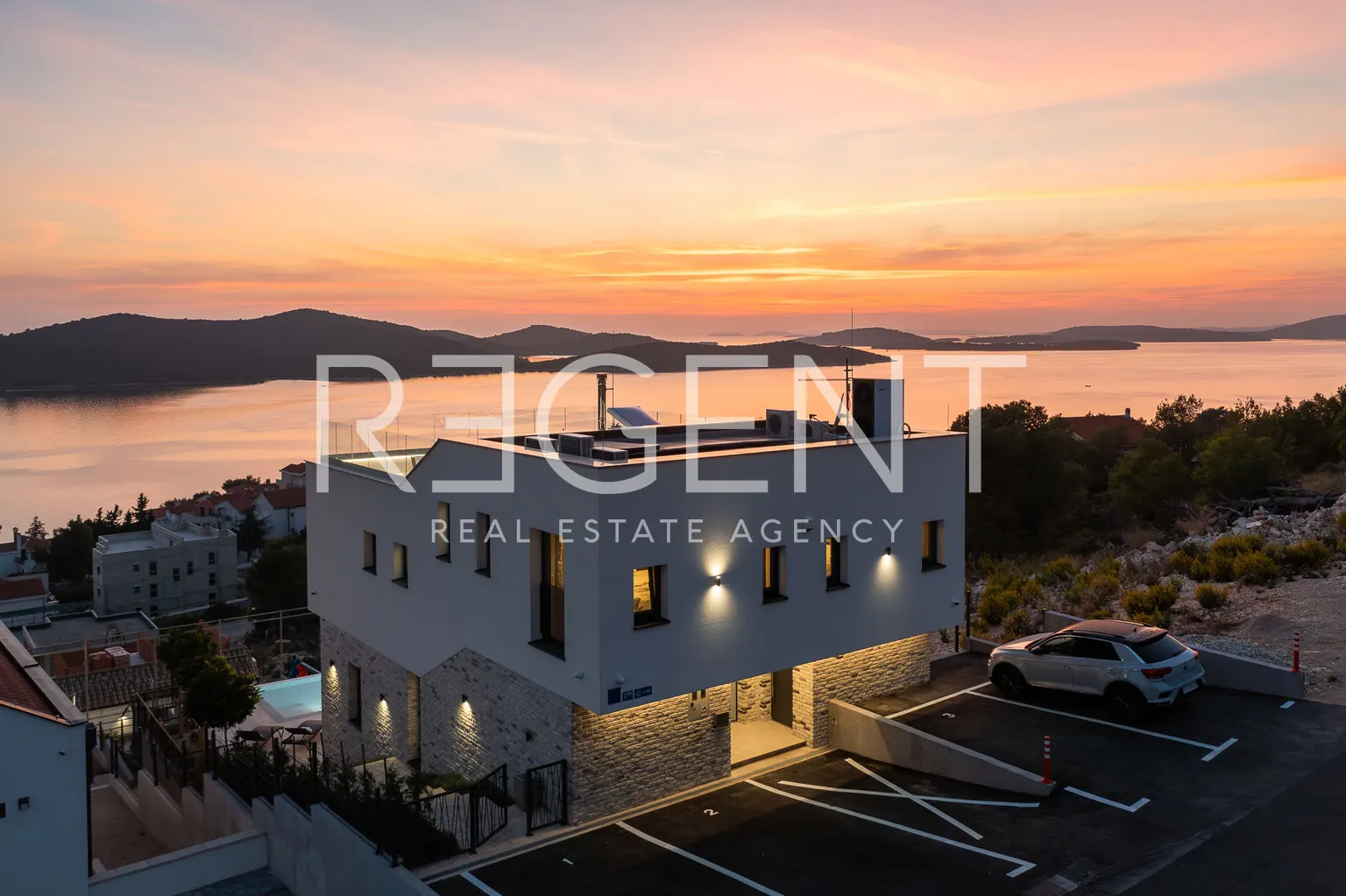 Šibenik, Žaborić - Moderne, neu erbaute Villa mit Pool 380 m2