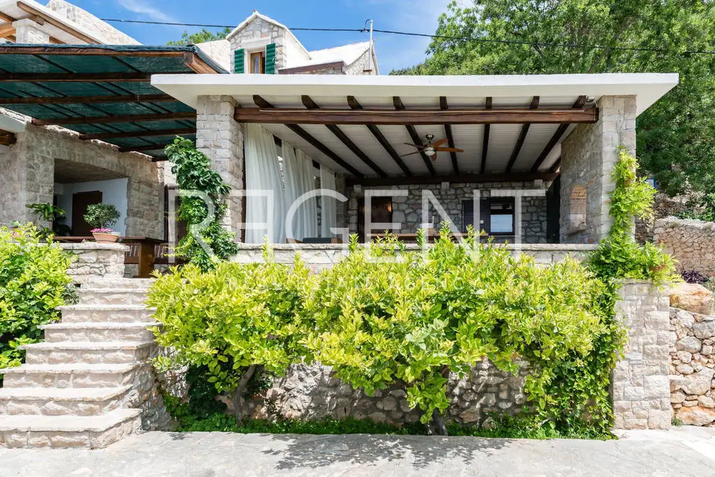 Brač, Murvica - Kamenný dům se čtyřmi apartmány
