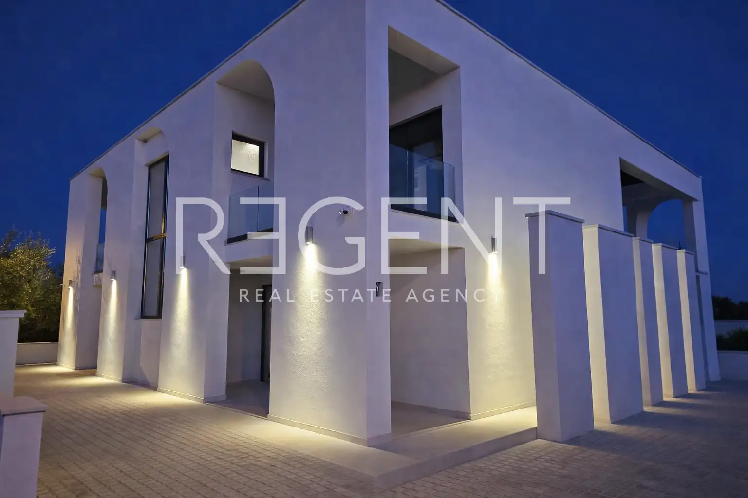 Vila 335 m², Umag — bazen 10×5, pogled more, namještena
