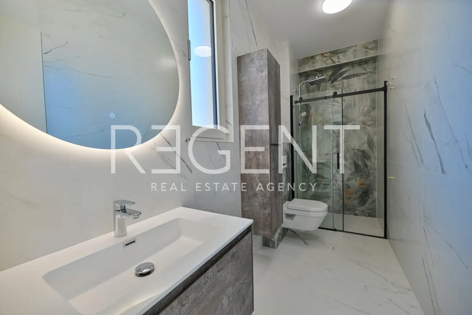 Seget Vranjica – moderna duplex vila s dva bazena i pogledom na more
