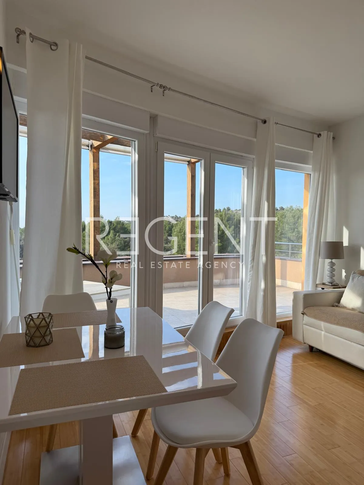 Šibenik, Podsolarsko - Moderní garsonka s prostornou terasou 38 m2