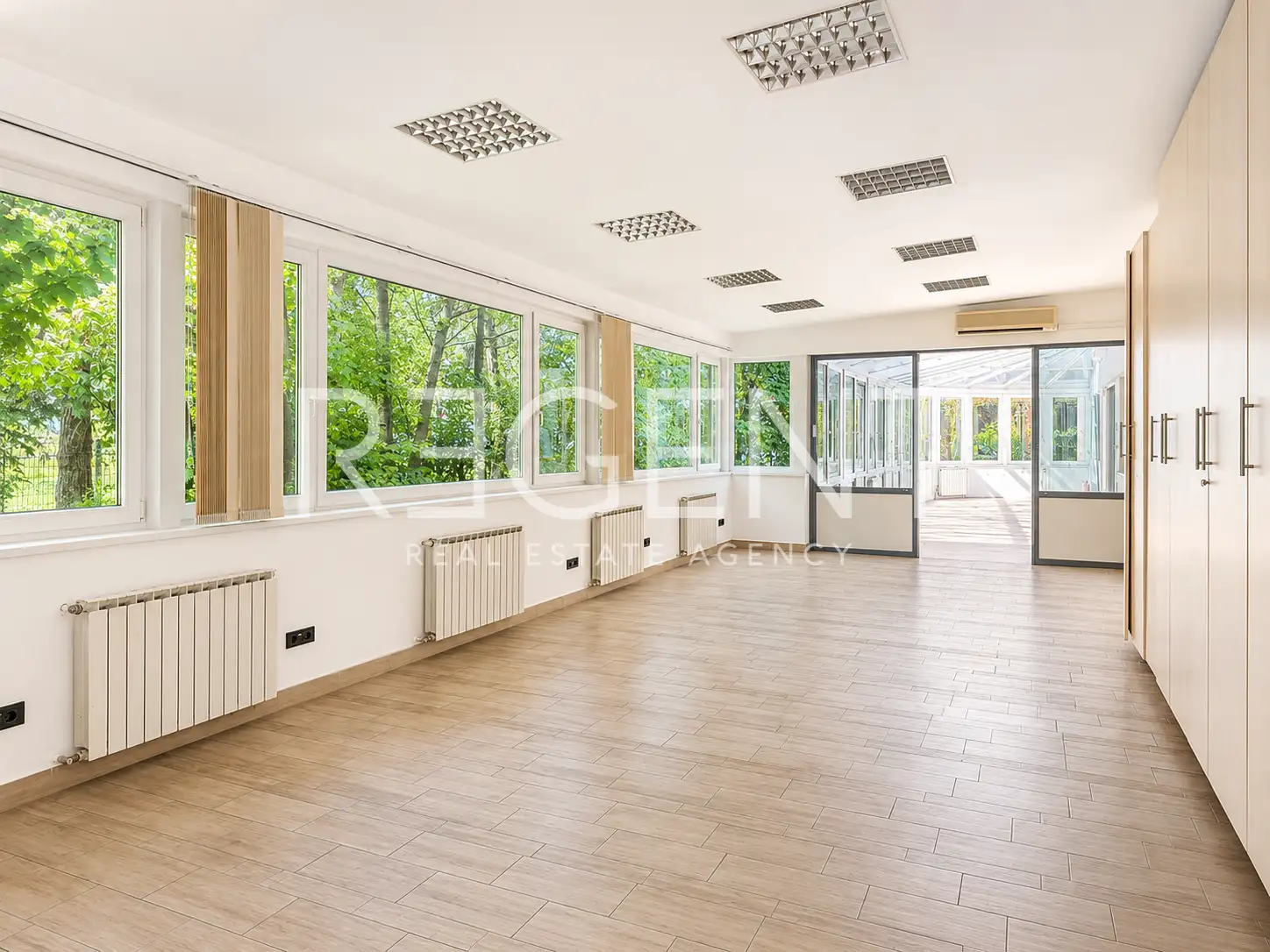 Facility 1,100 m² for rent, Buzin — office spaces, parking