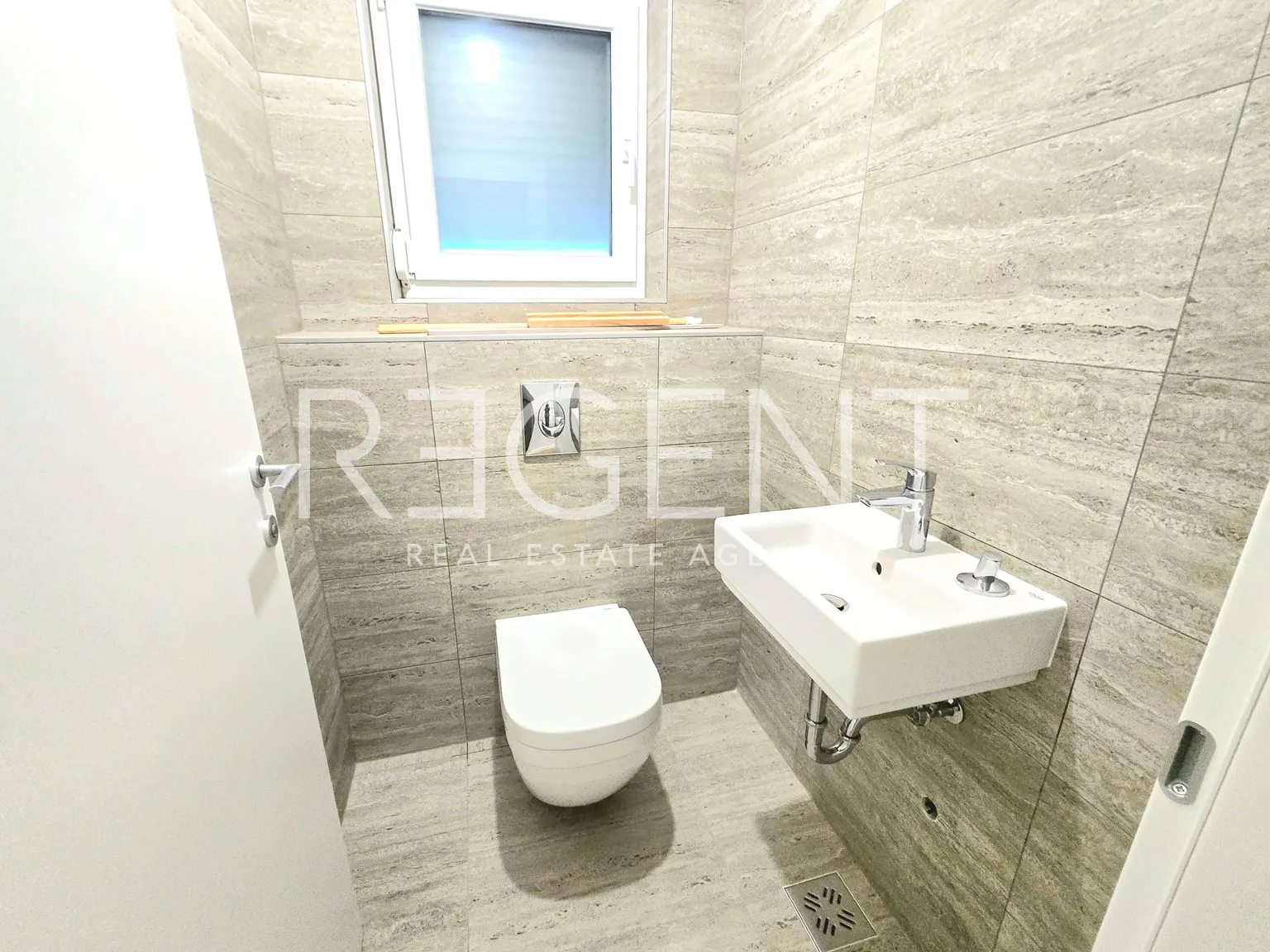 Sveta Nedelja, Kerestinec- Trosoban stan 100 m2