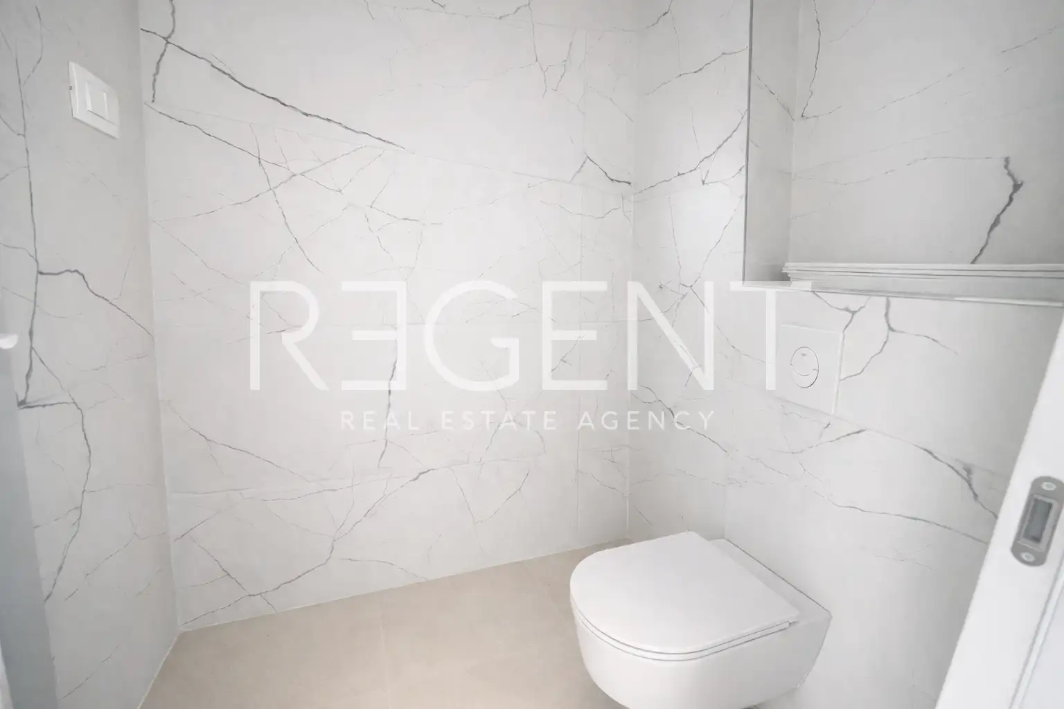 Makarska, Drvenik - Trojizbový byt s terasou v novostavbe pri mori