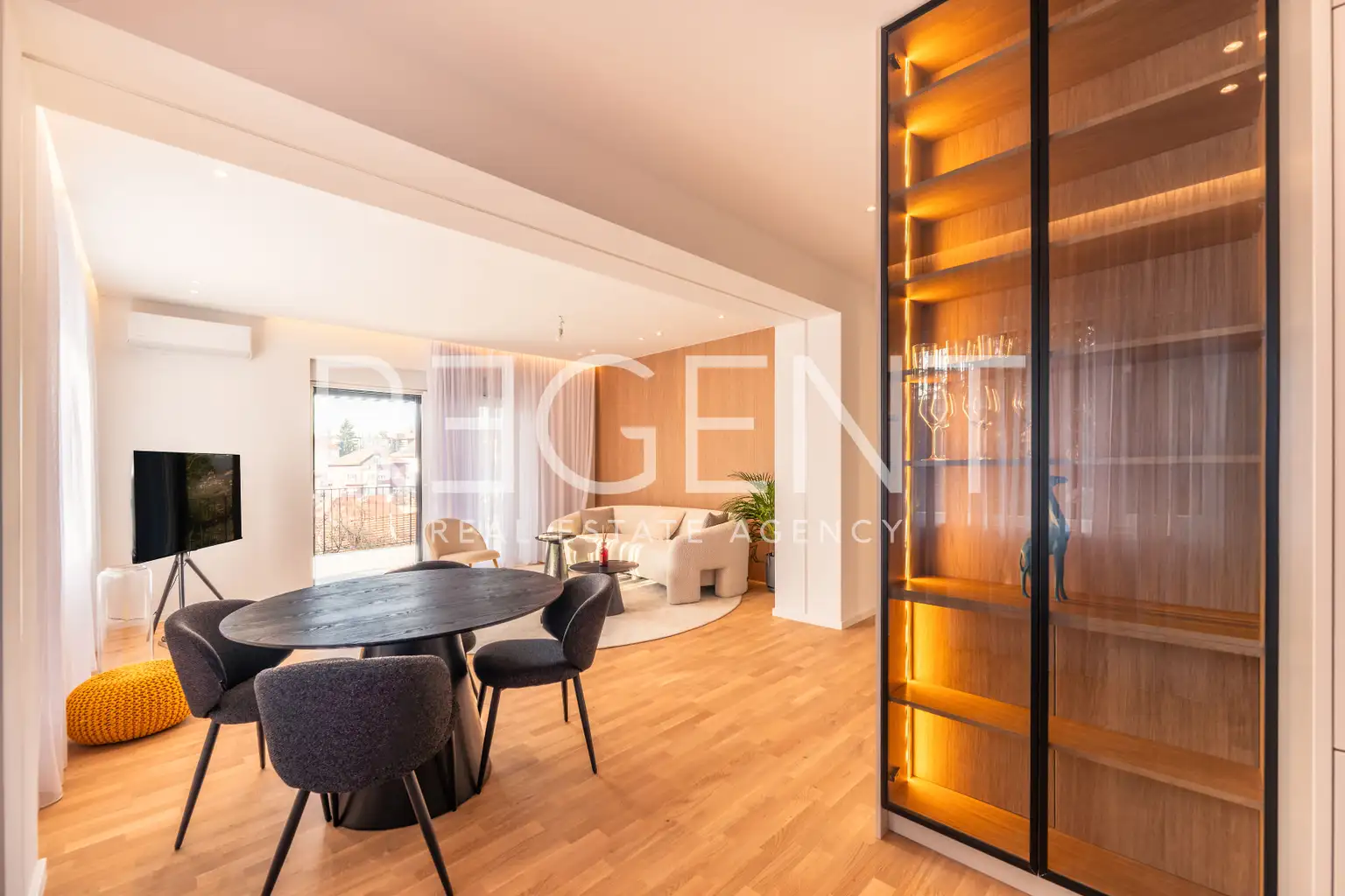 Zagreb, Srebrnjak - moderan trosoban stan s terasom