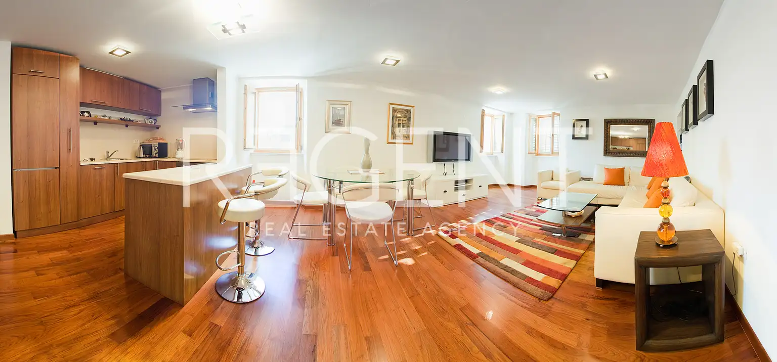 Split, Centar - Dvosoban stan sa pogledom na povijesnu jezgru grada