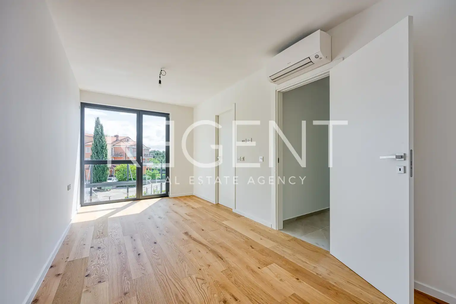 Istrie, Novigrad - Třípokojový apartmán v luxusním obytném komplexu 93 m2