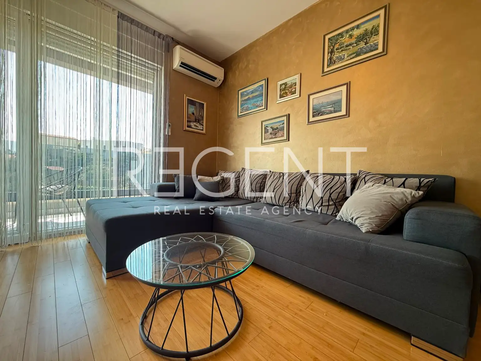 Split, Kila — Dvosobno stanovanje 66 m², balkon, garaža, novejša stavba