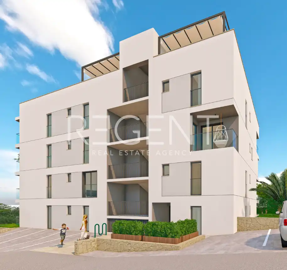 Trogir, Okrug Gornji – Trosoban stan s vrtom u novogradnji