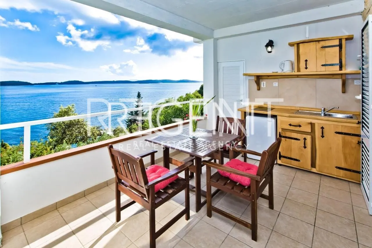 Hvar - Vila prvý rad pri mori