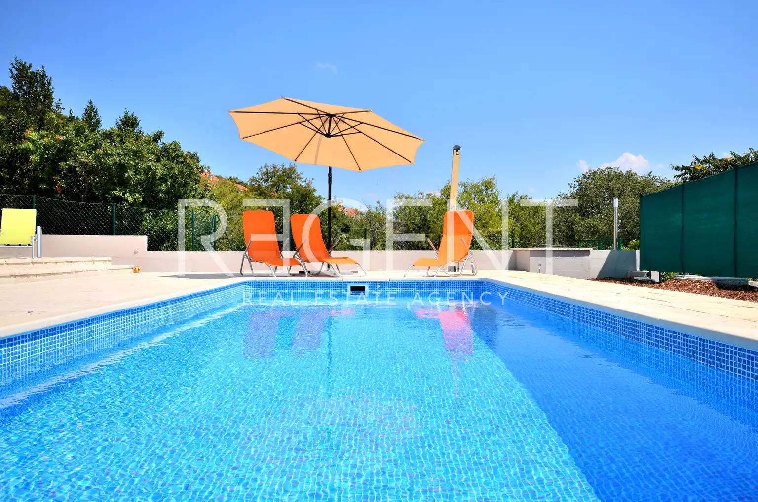 Brač, Sutivan - Investicijska prilika, stambena zgrada