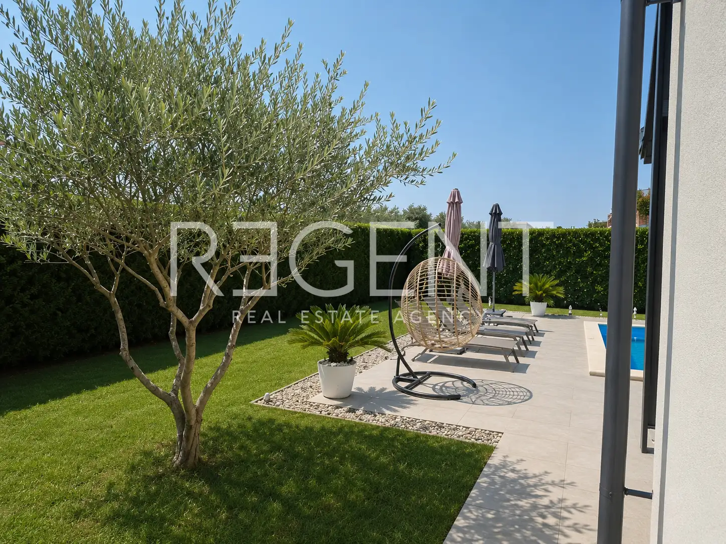 Parenzo, dintorni – casa di 135 mq, arredata con piscina e giardino.
