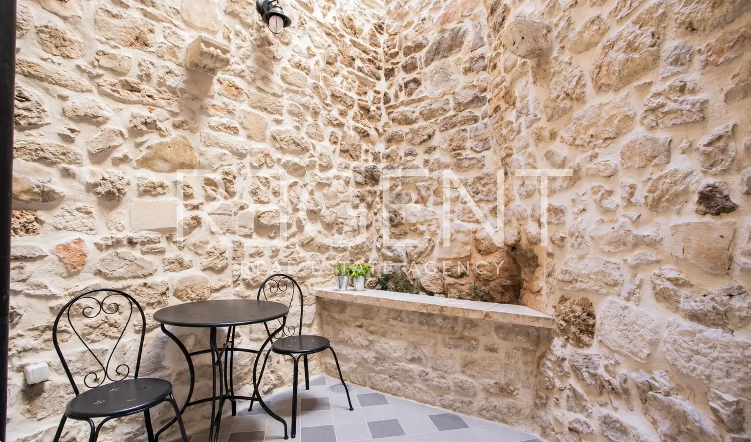Šibenik, centrum – zrekonstruovaný kamenný dům se třemi apartmány