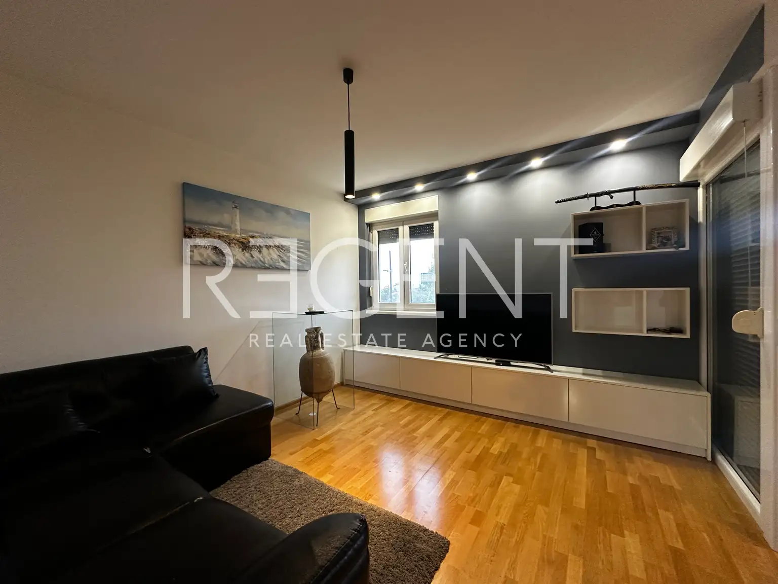 Split, Žnjan - Dvosoban stan 76 m2, prvi red do mora