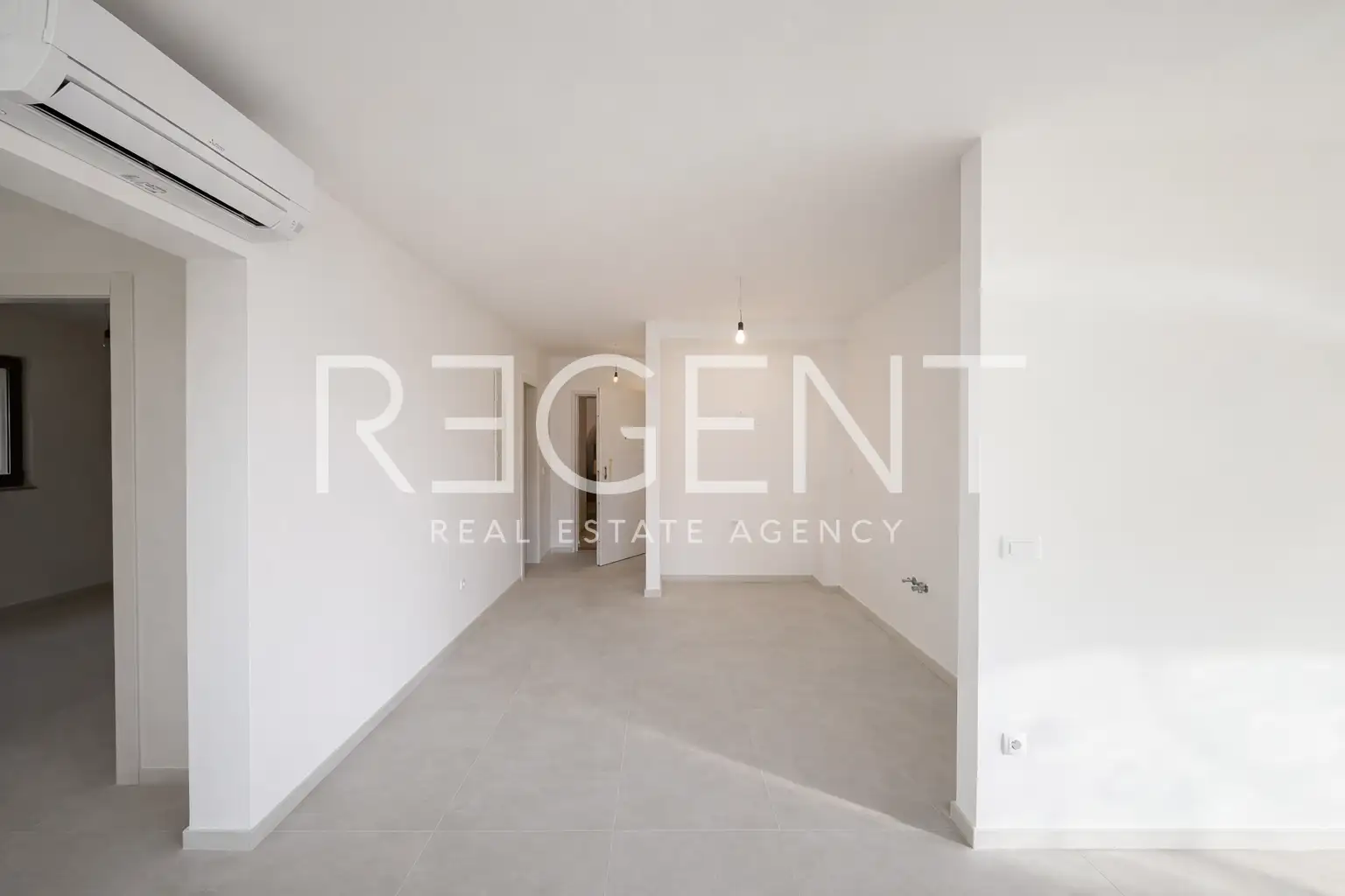 Makarska, Drvenik - Trojizbový byt s terasou v novostavbe pri mori