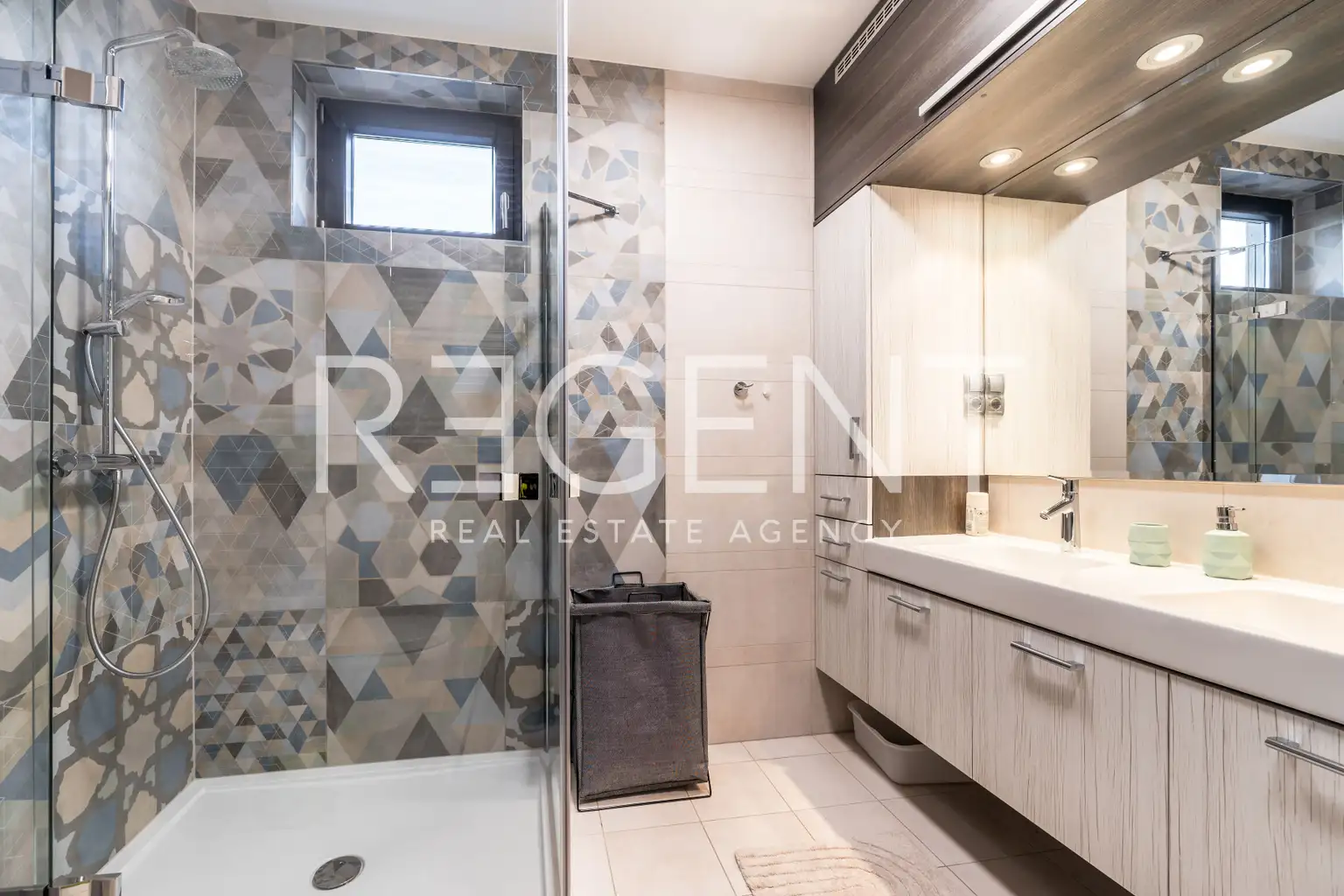 Zagreb, Srebrnjak – Uređen trosoban penthouse za najam
