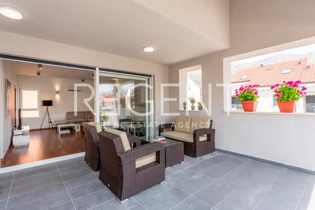 Podstrana - Trojizbový byt s terasou