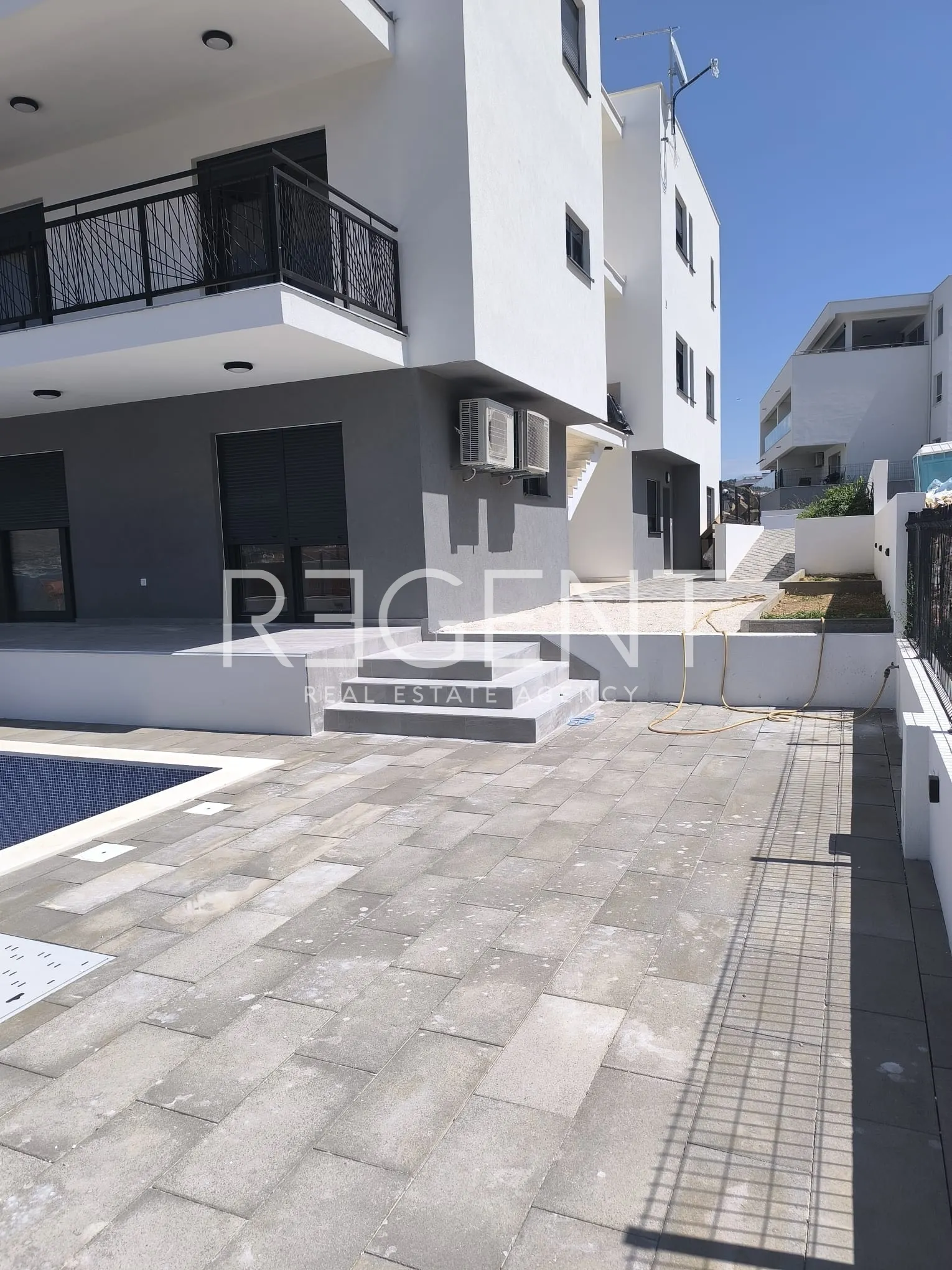 Trogir, Okrug Gornji - Dvoupokojový byt s bazénem 56 m2, novostavba