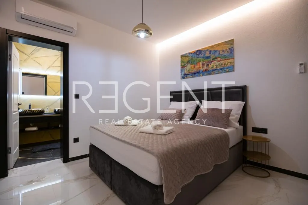 Makarska, Zagvozd - Luxury villa with pool 270 m2
