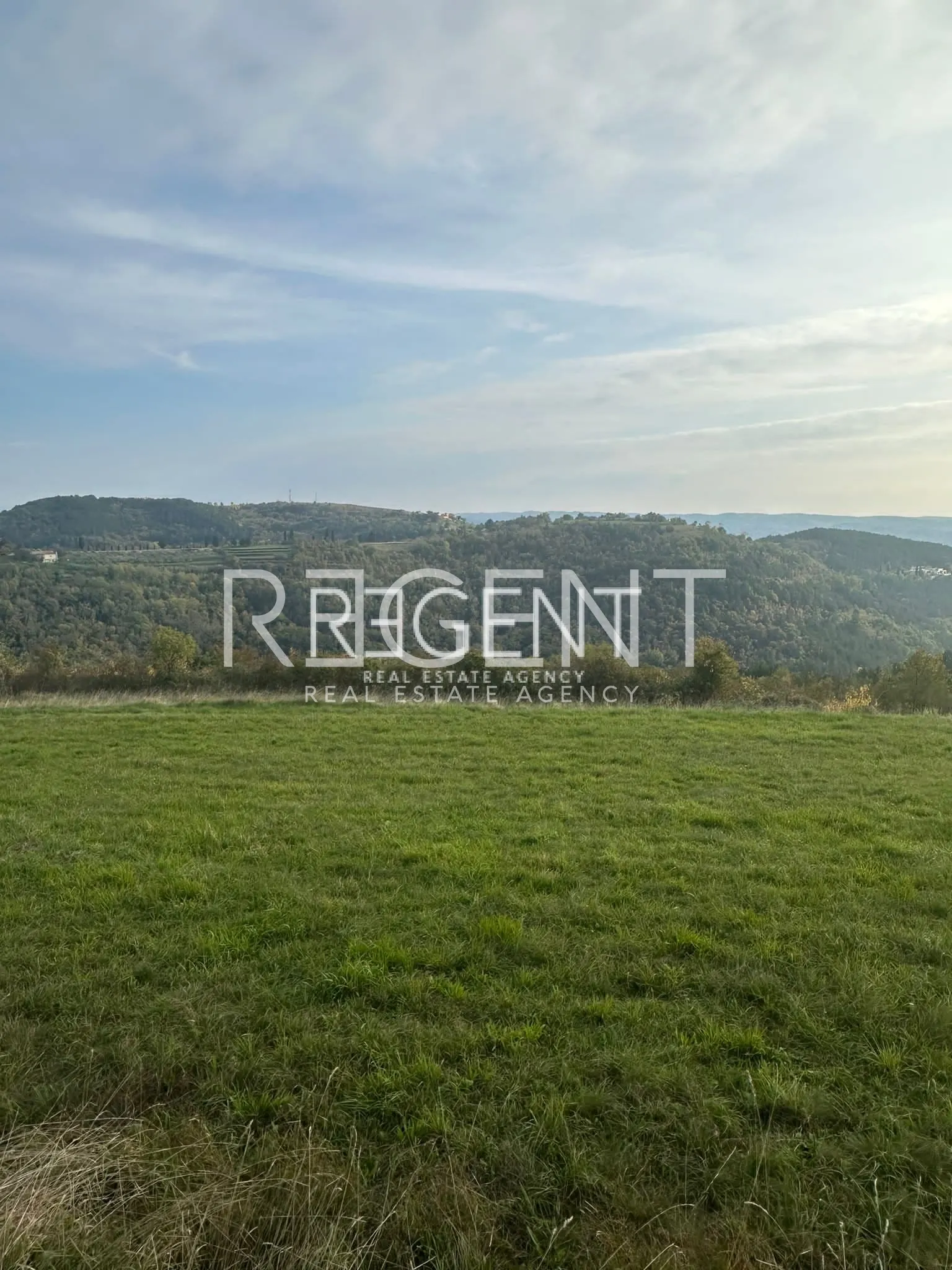 Istrie, Oprtalj – Stavební pozemek s projektem, NOVÁ CENA!
