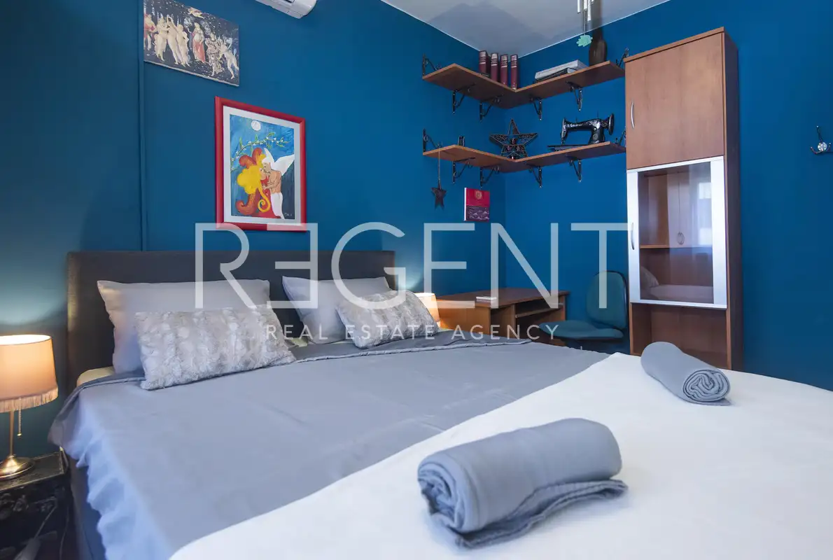 Split, Bačvice - Trosoban stan sa loggiom