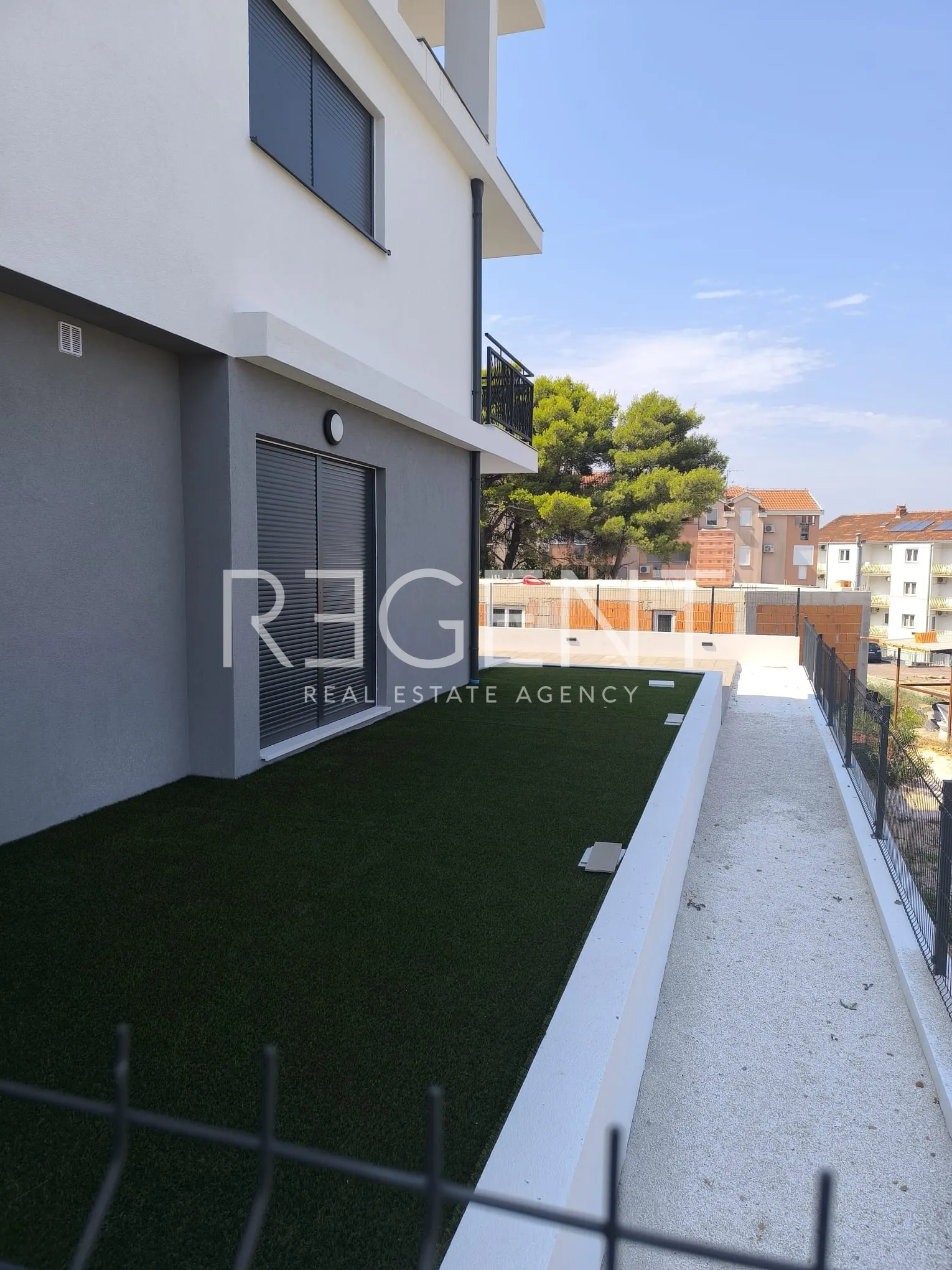 Trogir, Okrug Gornji - Dvoupokojový byt s bazénem 56 m2, novostavba