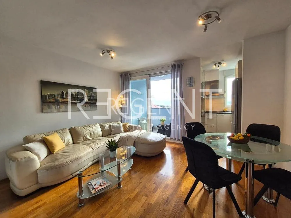 Split, Žnjan - Dvosoban stan s lođom i pogledom na more 57 m²