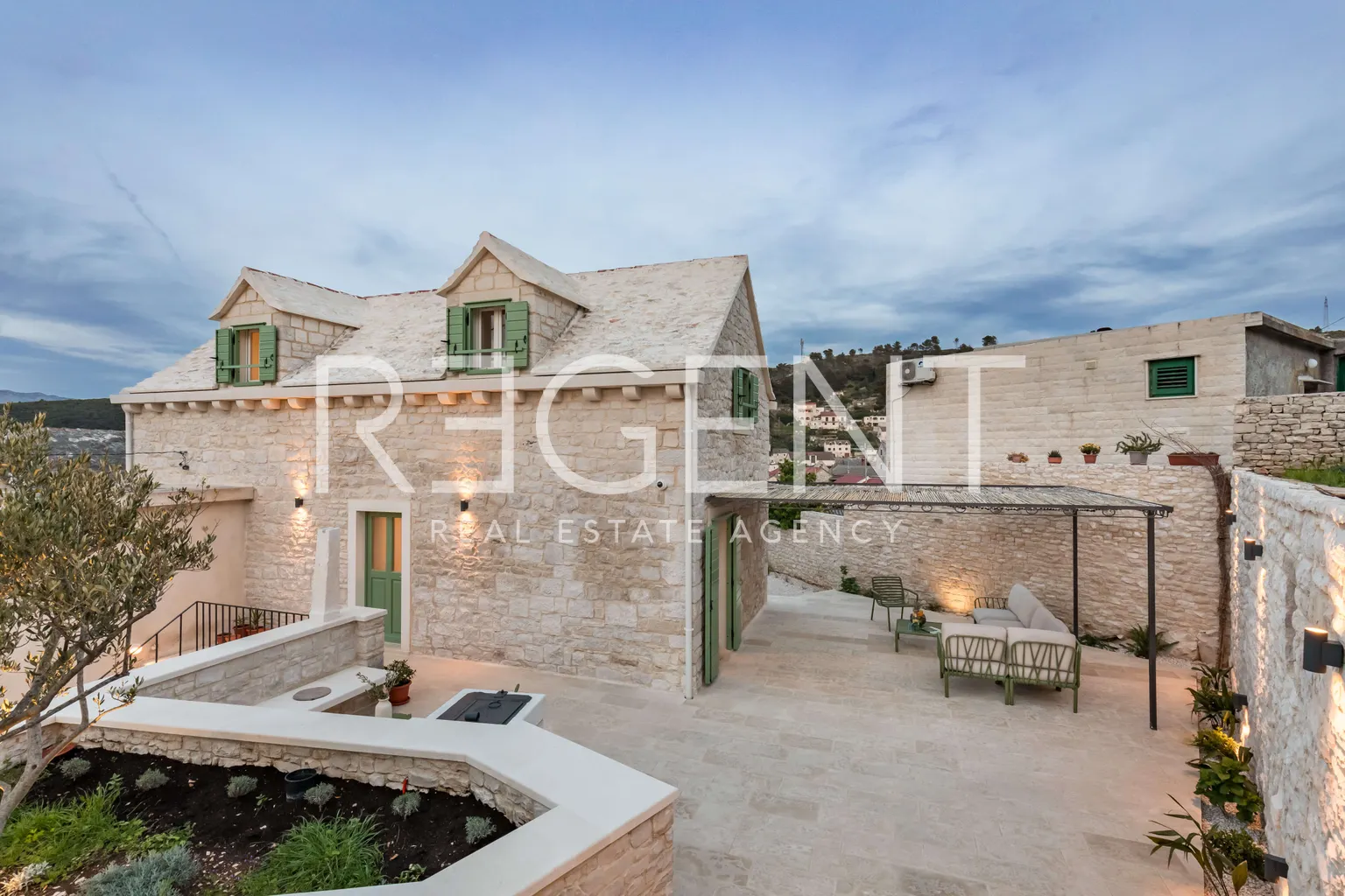 Brač, Pučišća - Prekrasna kamena vila 120 m2