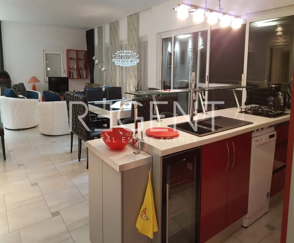 Vis – Prekrasna vila s pogledom na more 300 m2