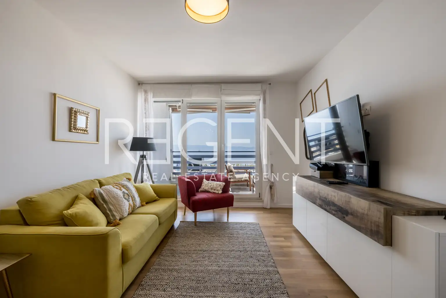 Split, Žnjan - Three-room apartment with a loggia and sea view