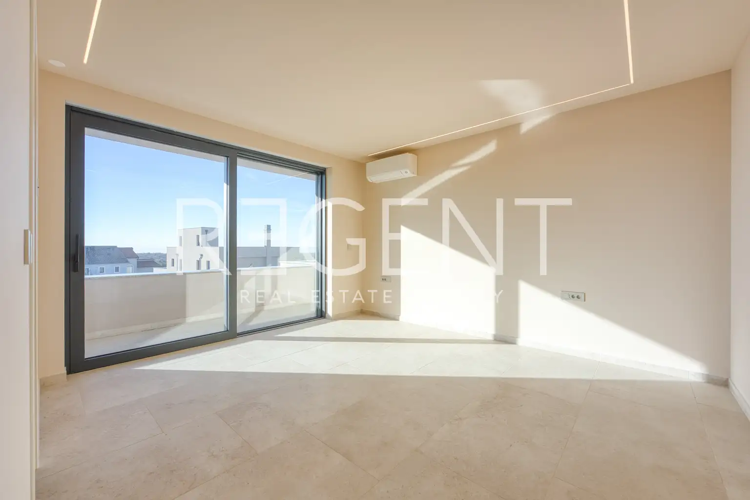 Poreč – Moderna vila s krovnom terasom