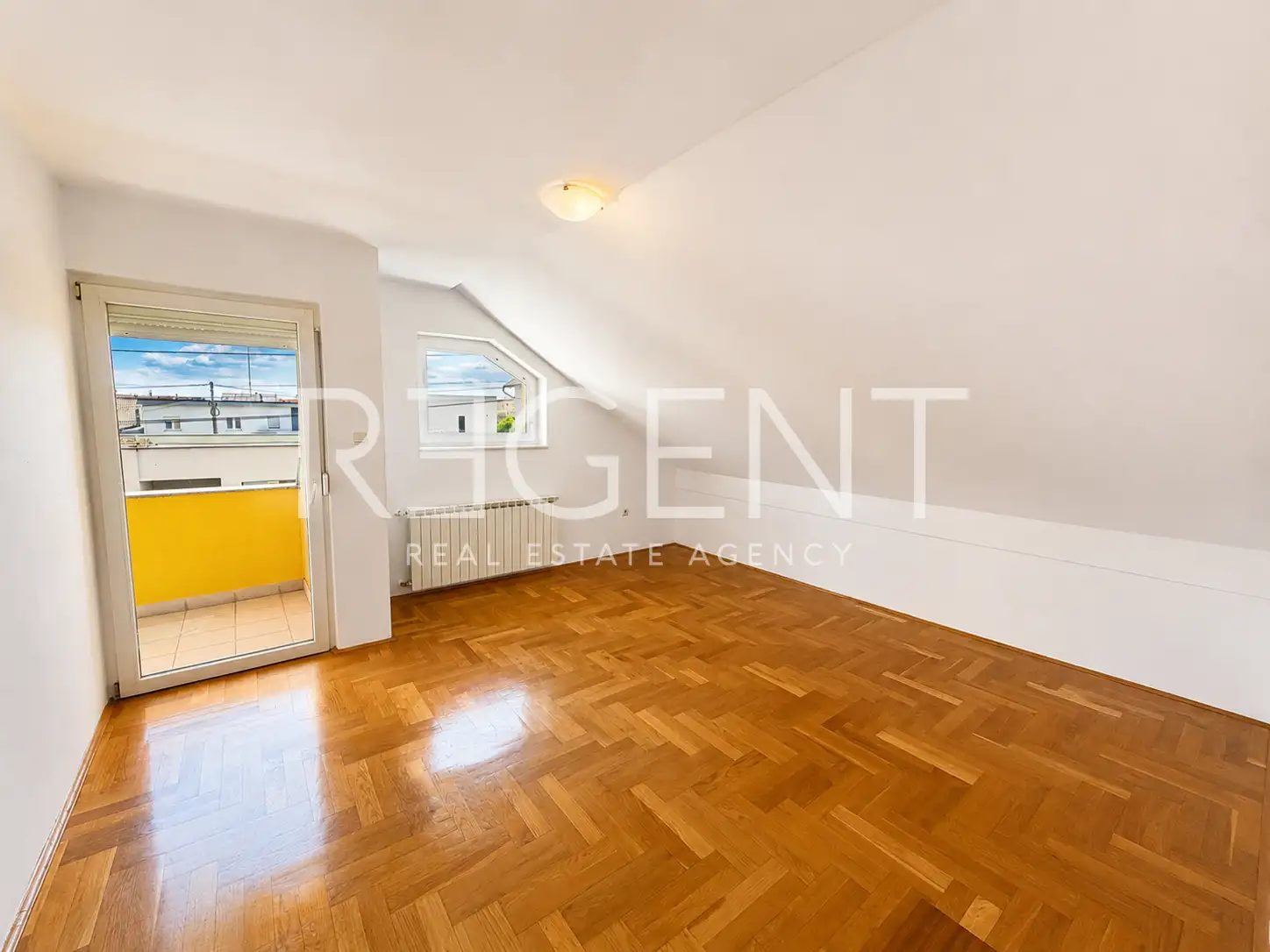 Dům 275 m² k pronájmu, Jazbina — zahrada, 2 garáže