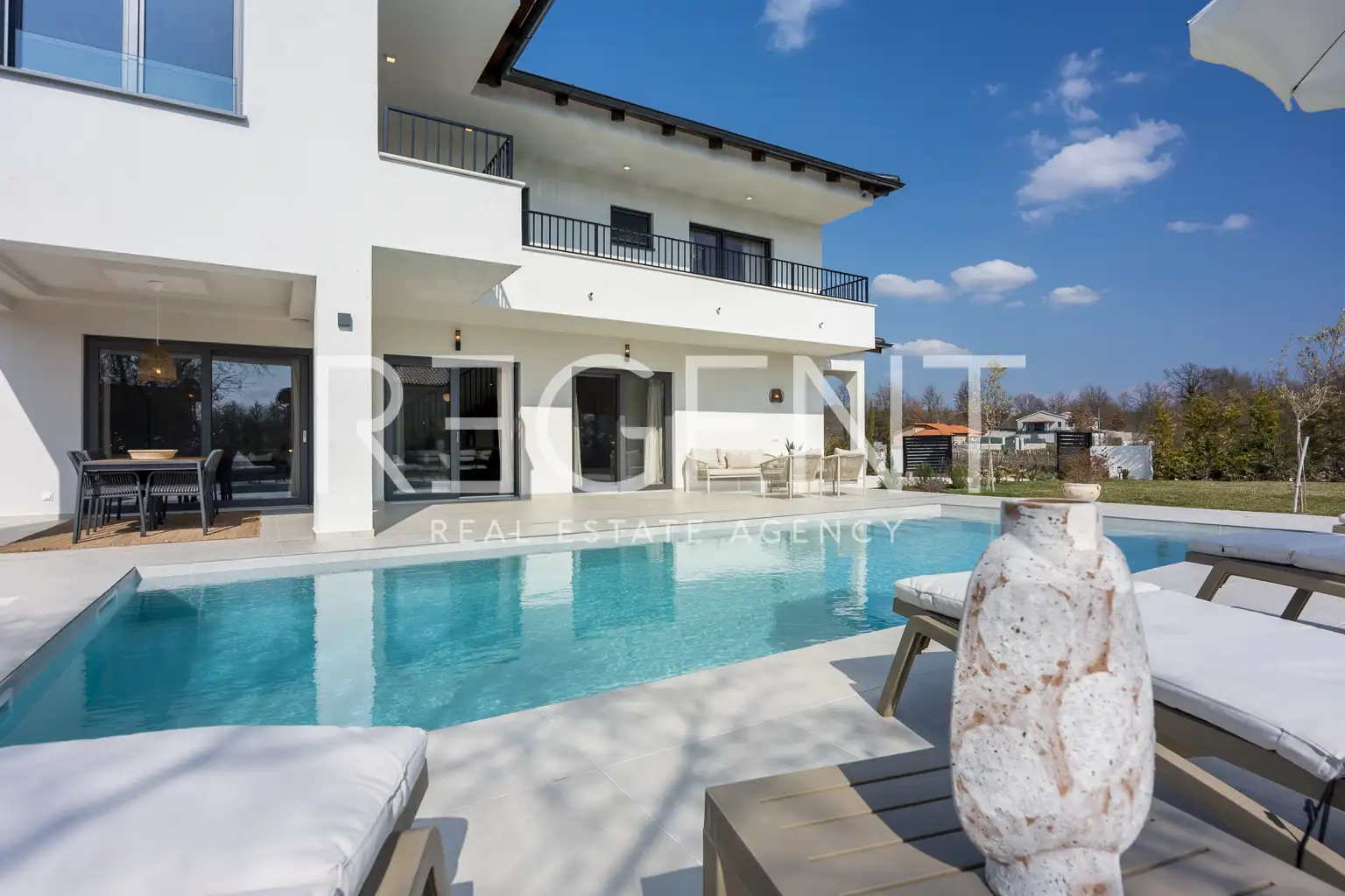 Istra, Svetvinčenat - Moderna vila s grijanim bazenom