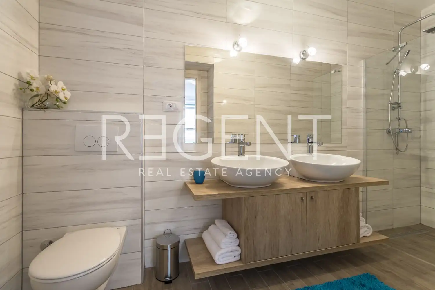 Split, Bačvice - Stan s 3 apartmanske jedinice i prostranim vrtom