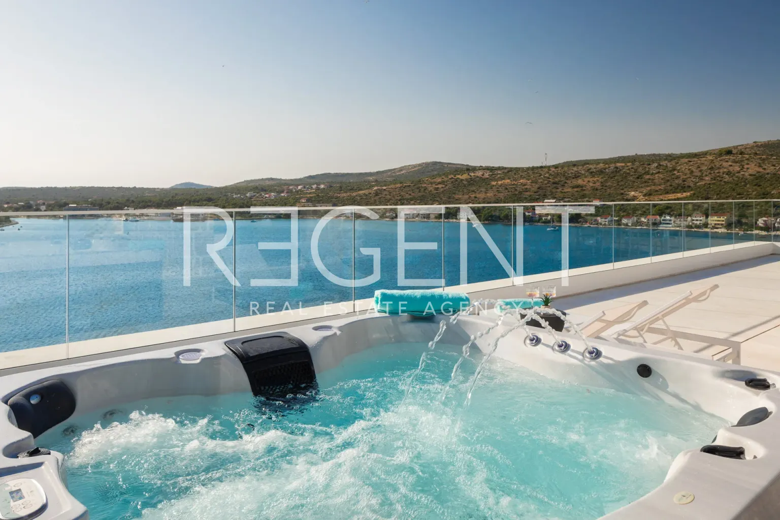 Šibenik, Rogoznica – Moderna vila s panoramskim pogledom na more