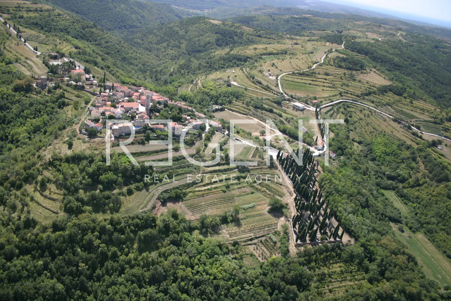 Istrie, Oprtalj – Stavební pozemek s projektem, NOVÁ CENA!
