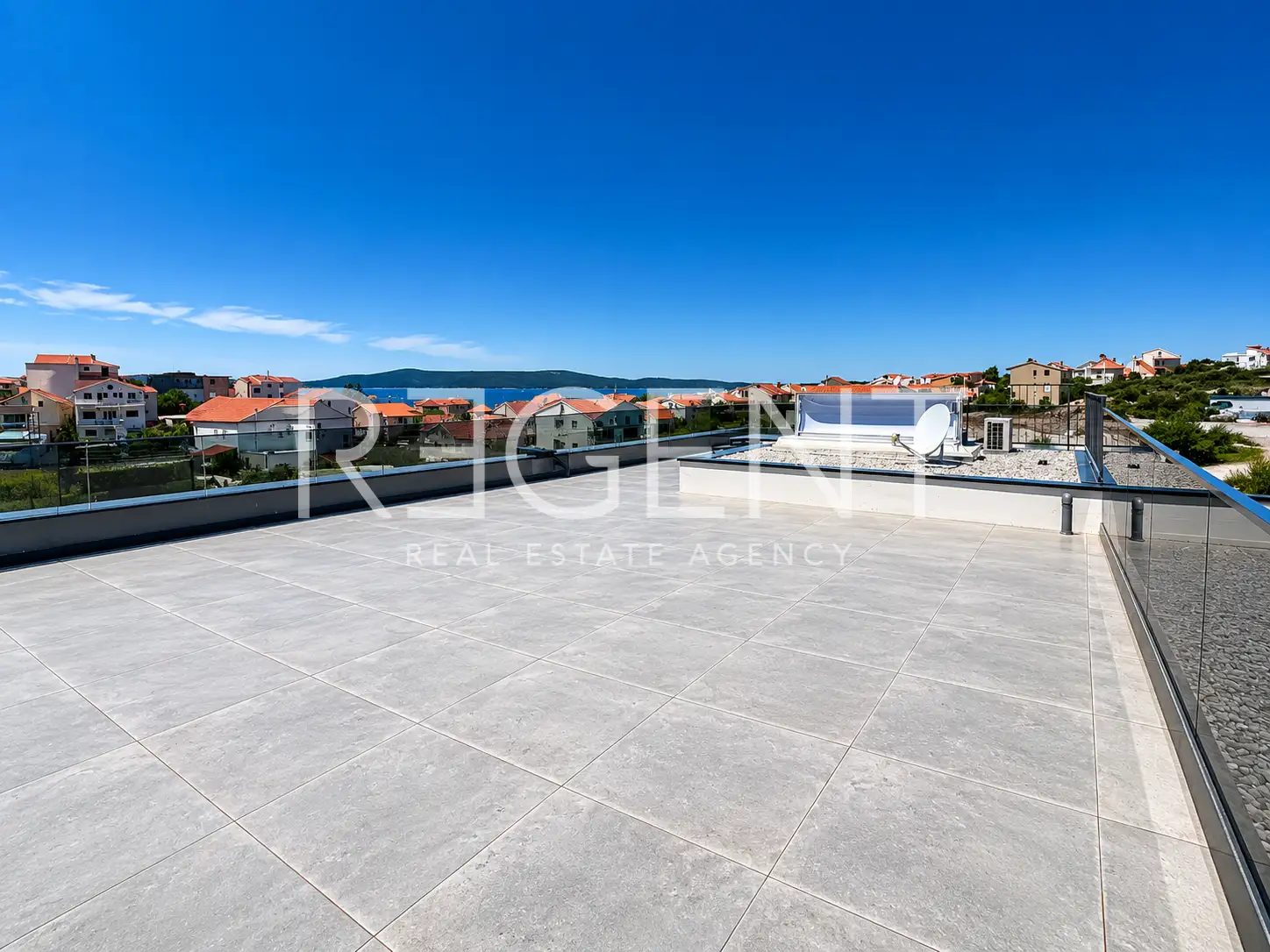 Dvoetažni stan 140 m², Brodarica, Šibenik- 3SS, krovna terasa, garaža
