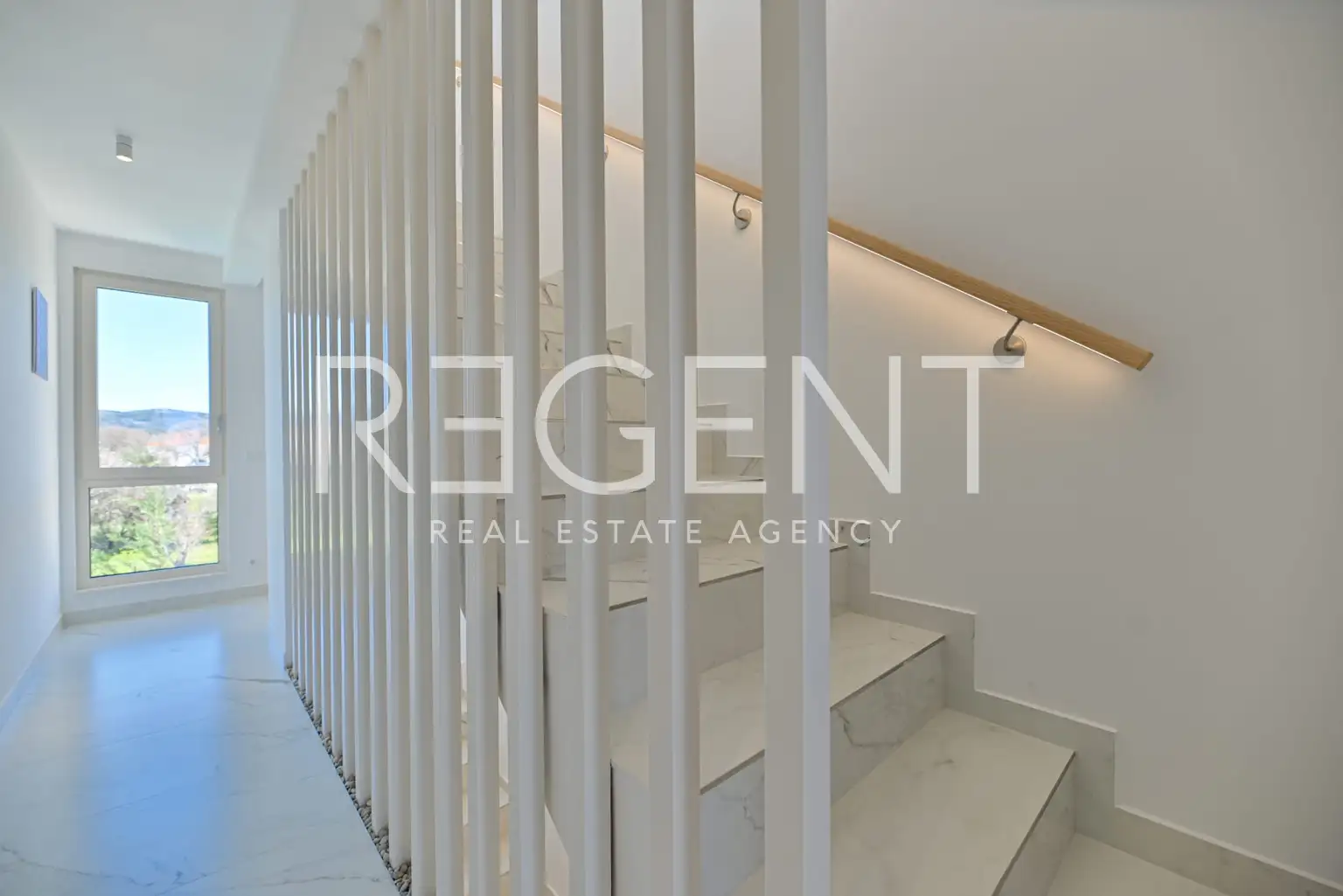 Seget Vranjica – moderna duplex vila s dva bazena i pogledom na more