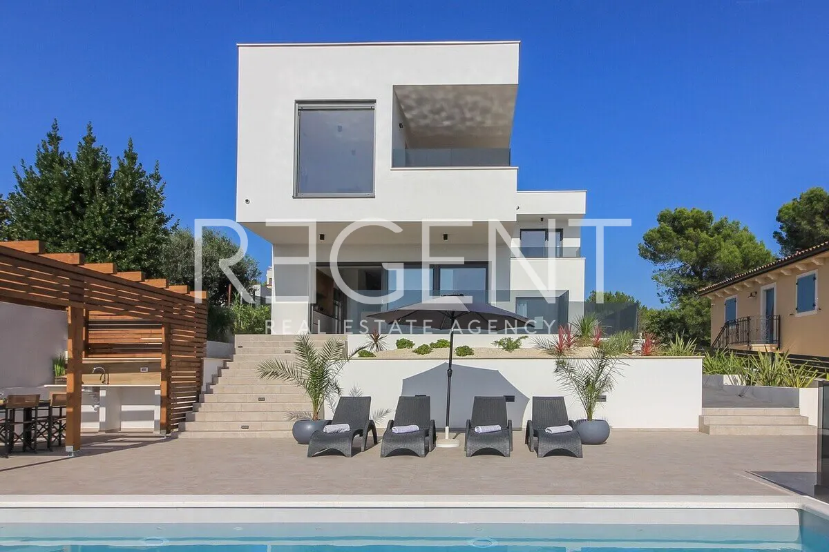 Istra, Medulin - Prekrasna villa s wellnessom NKP 190 m2 nadomak mora