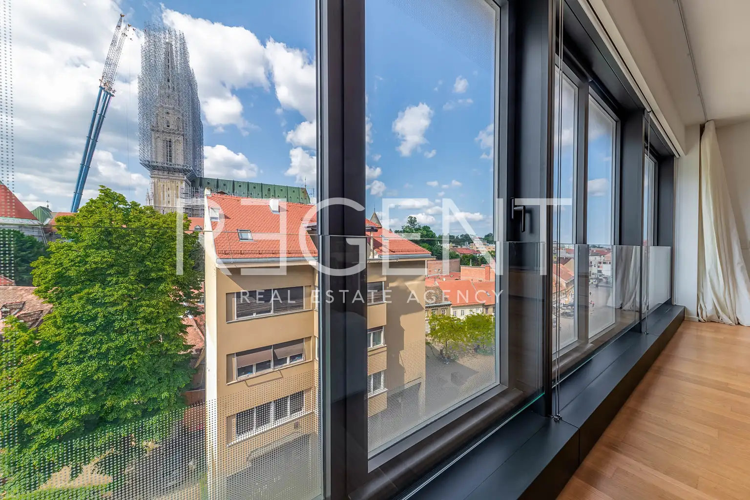 Zagreb, Ban Centar – Trosoban stan 131 m2