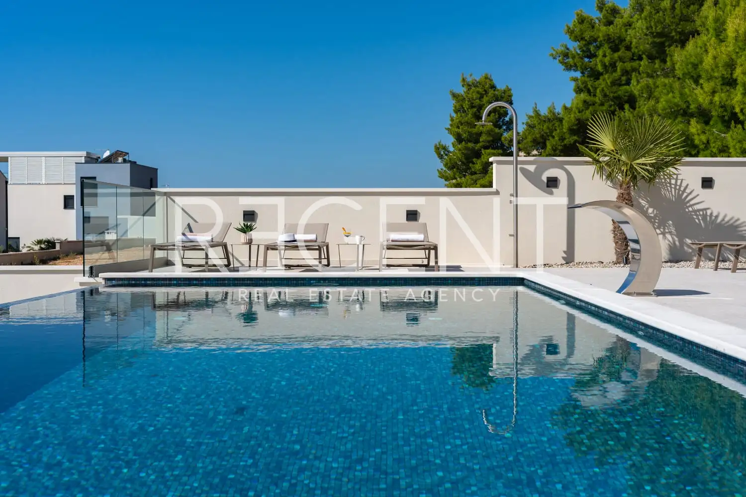 Podstrana - Moderná luxusná vila s bazénom a strešnou terasou