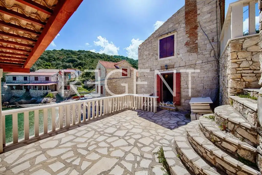 Komiža - Kamenný dom priamo pri mori