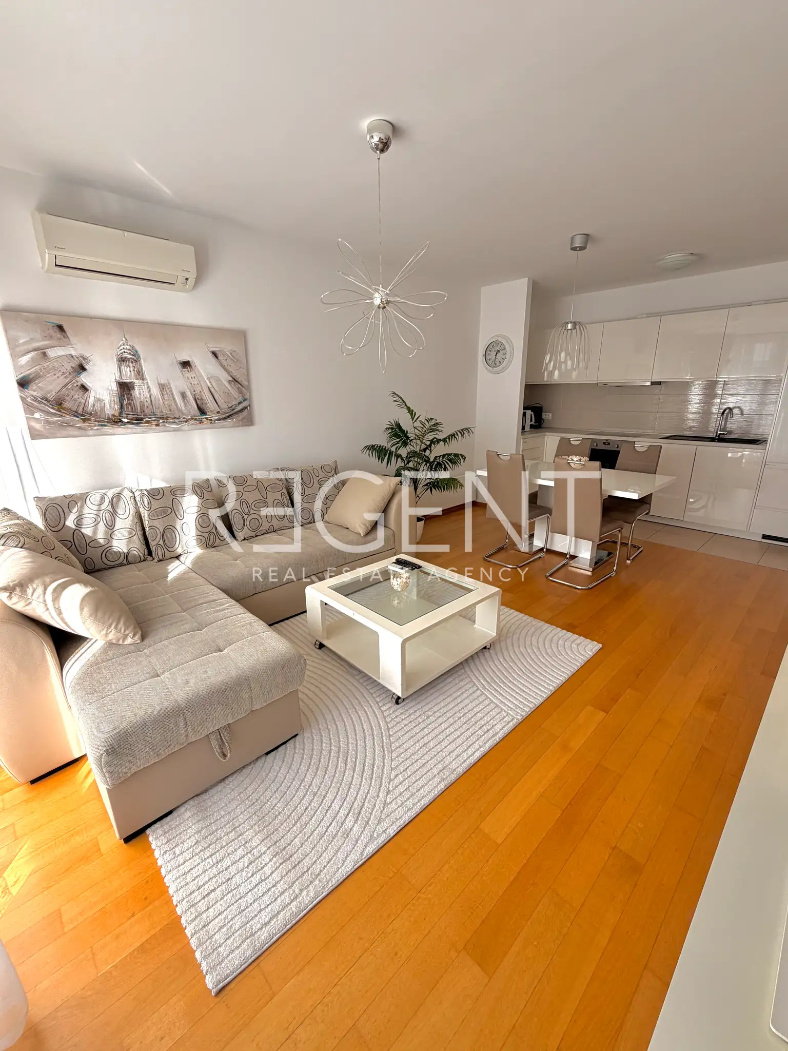 Split, Spinut - mieszkanie jednopokojowe z garażem i loggią blisko centrum