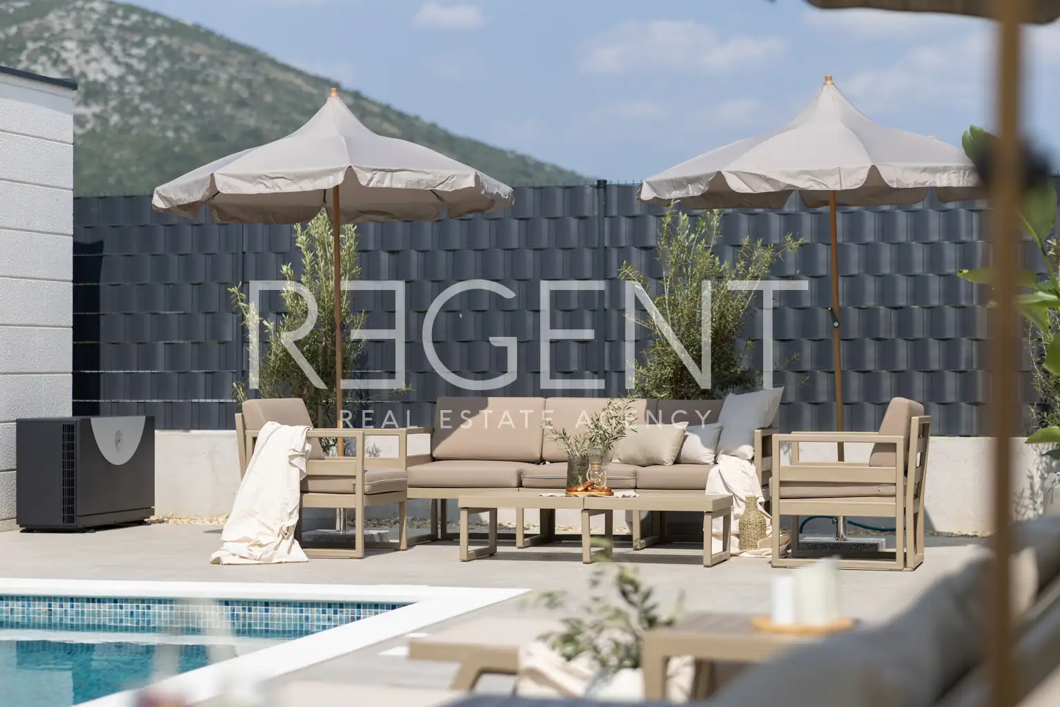 Trogir, Seget - Moderna vila s grijanim bazenom i pogledom na more